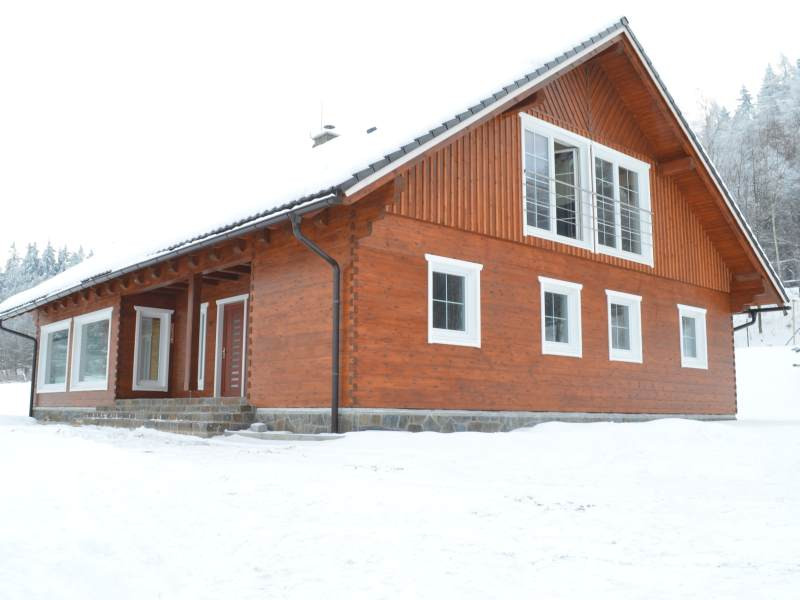 Moderní roubenka s bílými okny: <small>Netradiční řešení pro náročné</small>